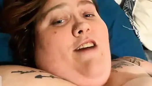 Family Guy'ın Peter Petersburg'a benzeyen arkadaşı aptal amına ne soksun diye sikişiyor