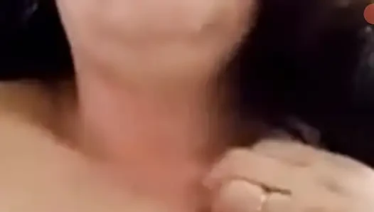 Sabahın erken saatlerinde işe hazırlanıyor önce banyo yapıyor
