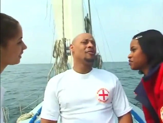 Siyah üçlü amcık yalıyor yatta sikişiyor