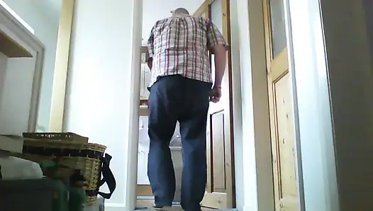 Ian ti çoraplarını ve sutyenini çıkarıyor ve eğlence için deliğini kullanıyor