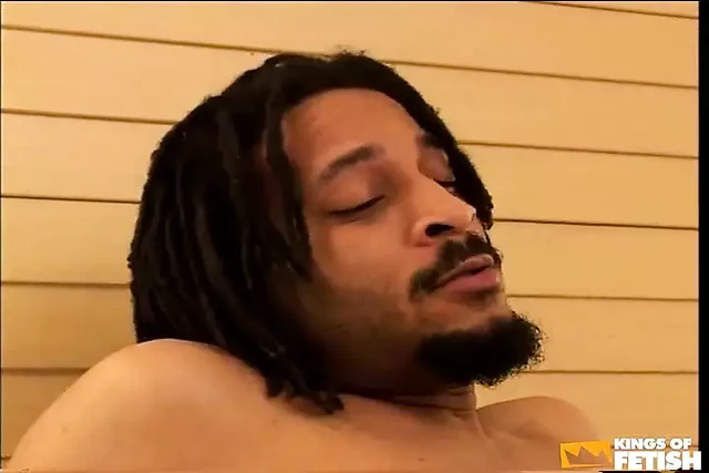 Siyah adam büyük yarağını ıslak amcıklı beyaz orta yaşlı seksi kadına sokuyor