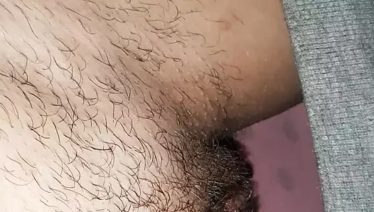 Kıllı, ıslak amcığımı sikip titreyerek orgazm olmak için ahırda saklanıyorum - lesbian-candys