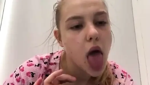 Halka açık yakın çekimde parmaklıyor