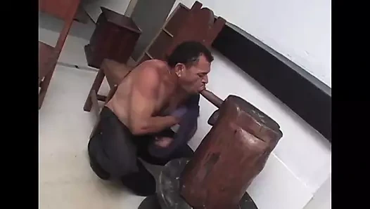 Yaşlı şişman ve küçük baba büyük latin yarakla götünü siktiriyor