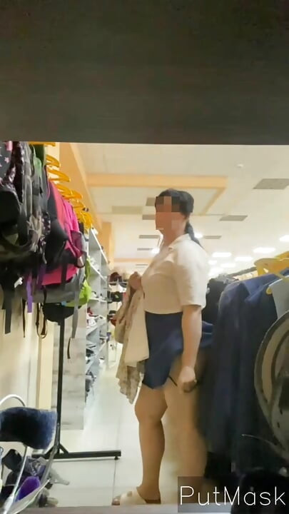 Seksi orta yaşlı seksi kadın mağazasında alışveriş