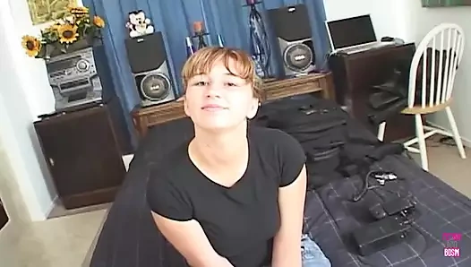 Bu dünyanın dışında esmer ateşli kız gırtlağına kadar alırken ve ters kovboy kıza binerken filme alındı