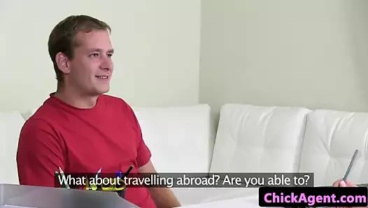 piliç ajan ofis kanepede sürülmüş