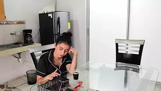 Aldatılan kocam evde değilken, üvey oğlu amımı ondan daha iyi sikiyor - ispanyolca porno