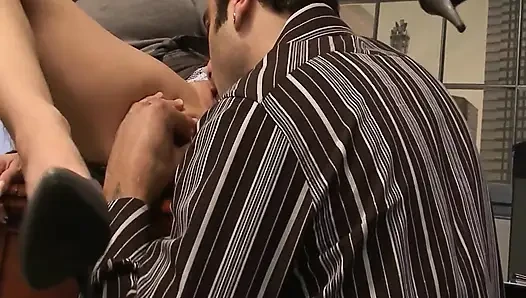 Büyük götlü ateşli Office_scene_2_hot esmer ofiste patronuyla seks yapıyor