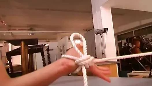 Usta ole ve domina saskia yapmak onların asi sarışın köle kız hazır