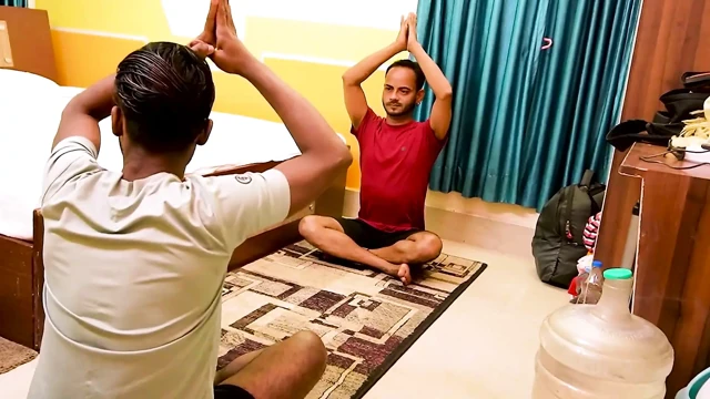 Bir yoga öğretmeni eğitim zamanında seksi öğrencisini cezalandırıyor, öğrencisiyle sert sikişiyor