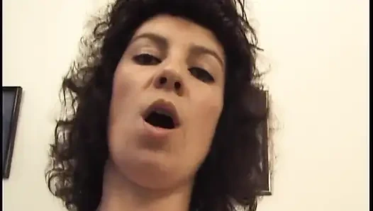 Tombul orta yaşlı seksi kadın buharlı sikişte zonklayan yarakla genişliyor