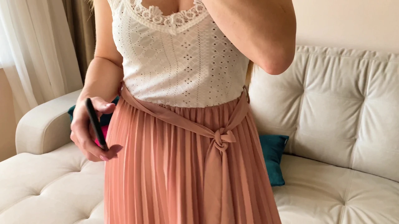 मेरे दोस्त की मम्मी ने मुझे अपनी जगह पर आमंत्रित किया और मुझे बेशर्मी से चोदा - बातचीत के साथ रूसी शौकिया