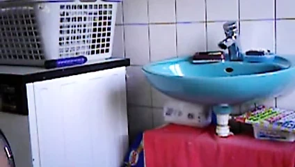 Kız parmaklar, duşlar ve akmasına izin verin.