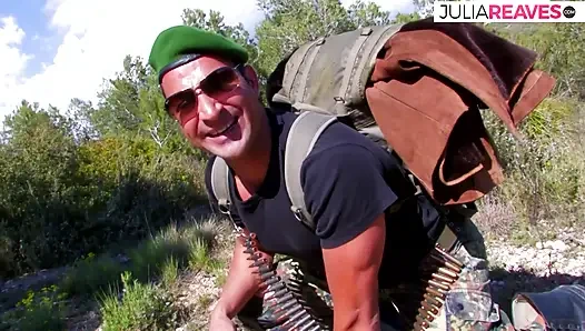 Ateşli kız sıkı deliklerine büyük bir yarak sokuyor