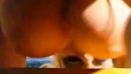 büyüleyici busty sarışın havuz