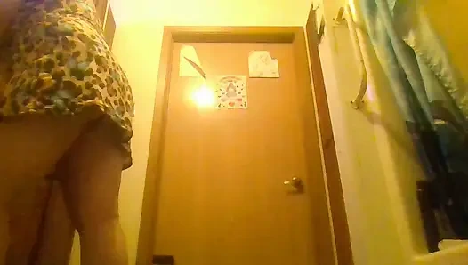 Gece elbisesi tüm sıkı amcığını ve götünü gösteriyor