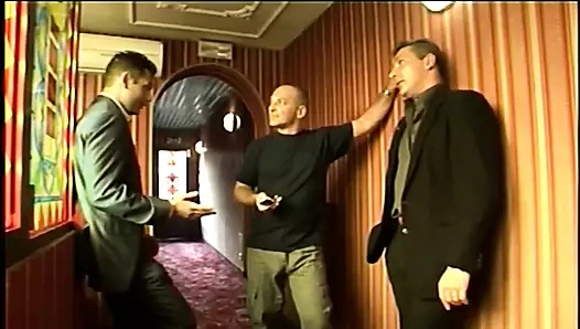 İki büyük yarak ve sıkı tıraşlı ıslak amcık: bu harika bir seks