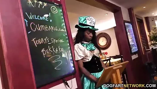 Sarah banka 12 adama oral seks verir