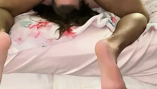 Bu büyük zenci boğazına sokuyor