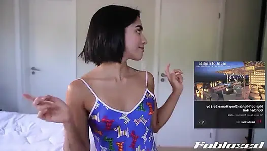 Bana çıkma teklif ediyor, onu kışkırtmak için duş alıyorum ve giyiniyorum