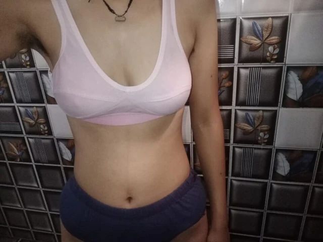 Ateşli kız Tina'nın güzel amcığı