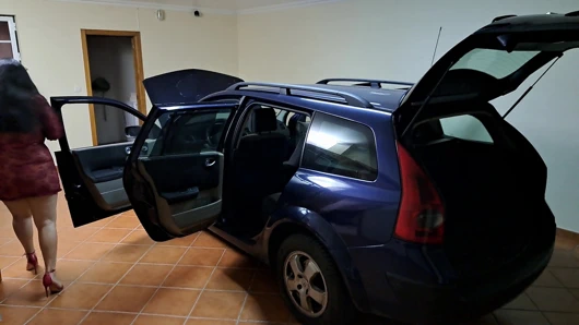 Evli evli kadın arabasını satıyormuş gibi davranarak alıcıyla sikişiyor