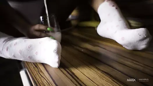 Sıcak genç muz yiyor ve seksi bo'nun her yerine süt döküyor