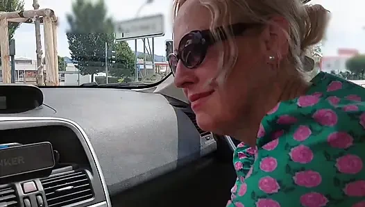 Amatör Sarışın Olgun Eş, Elbiseyle Seksin Tadını Çıkarıyor