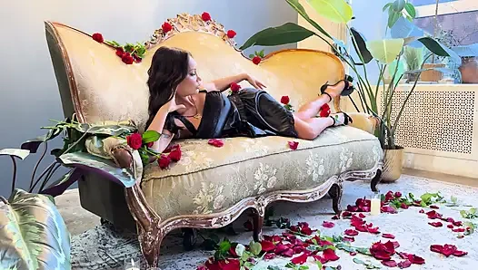 Güllü kanepede siyah elbiseli güzel Monika Fox