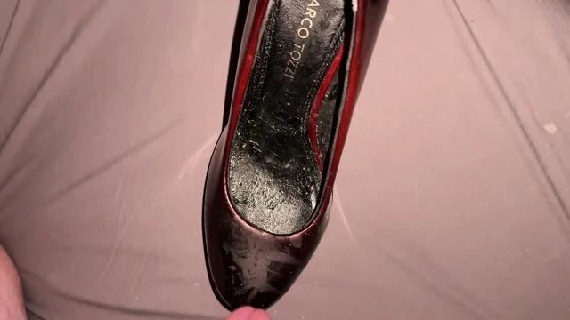 Kırmızı ve siyah rugan ayakkabılara boşalma