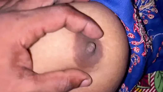 Yaramaz aşık ateşli hatunla flört ediyor. Hintçe sesli oral seks ve sert seks