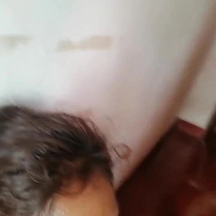 Ev hizmetçisine seks videosu gösterdim ve amcığı ıslaktı