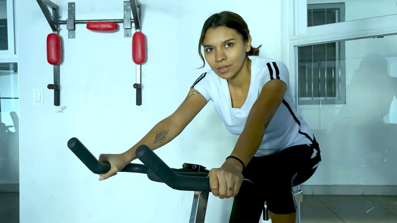 Meksikalı latin orta yaşlı seksi kadın spor salonunda veya yatak odasında spor yapmayı seviyor