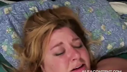 Şişman fahişe yatakta sert sikişiyor