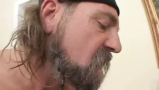 Muhteşem tatlı üç musluklar tarafından çift nüfuz elde ederken onu ıslak delikler hoşlanır