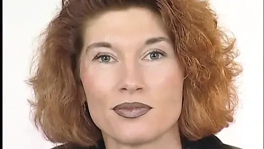 Dövmeli kızıl orta yaşlı seksi kadın amını büyük bir dildoyla dolduruyor