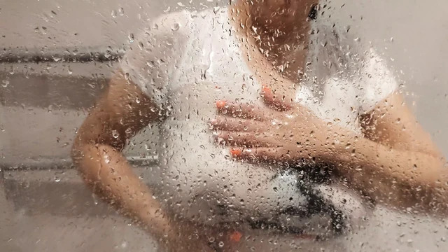 Мокрая крошка в футболке