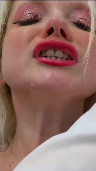İki İngiliz lezbiyen orta yaşlı seksi kadın yoğun oyuncak ve yalama oyunu | Klip 3