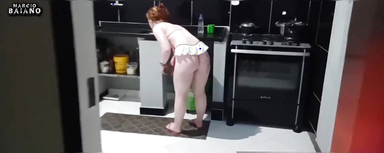 Kocası çıplak karısını öğle yemeği yaparken buluyor ve sonra seks yapıyor