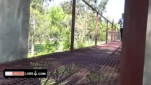 Azgın adam azgın kaslı eşcinseller tarafından grup seks yapıyor