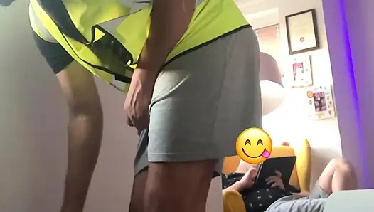 Duvarı boyarken azdım ve arkadaşımın önünde mastürbasyon yaptım.