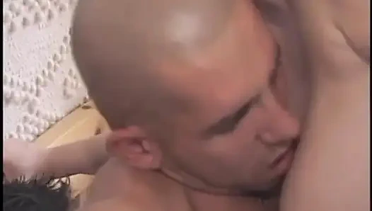 Büyük memeli esmer aynı anda iki biseksüel adamla sikişiyor