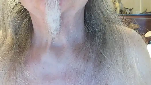 Kıvırcık kaslı saç olarak beyaz goatee