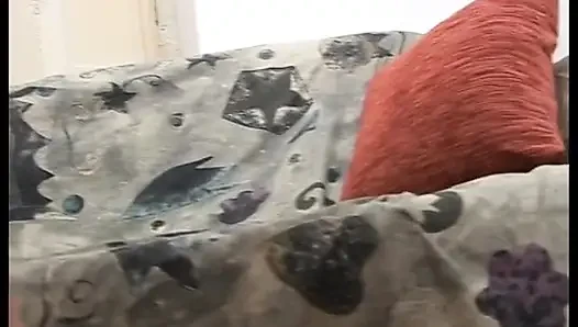 Gösterişli esmer evde sikilmeden önce parkta göğüslerini gösteriyor