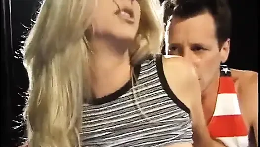 Tombul vücutlu şehvetli sarışın derin anal sikişiyor