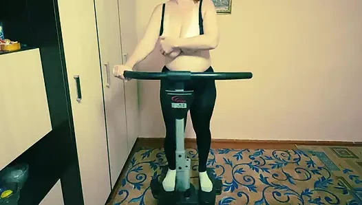 Düzgün vücutlu Katerina antrenman yapıyor ve bir hayranına delik açıyor