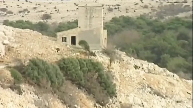 Ben genç bir kaslı sporcuyum ve açık havada iki büyük memeli adam tarafından üçlü seks ve dölle doldurulıyorum