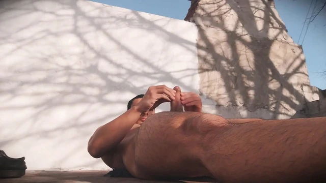 Sert mastürbasyon - güneşli bir günde açık havada kaslı adam - taşaklarda rüzgarın tadını çıkarıyor