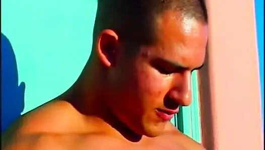 Kanepede sert yarağını sıvazlıyor